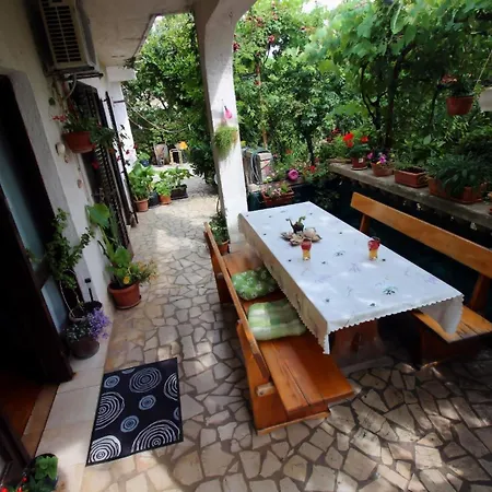 Apartment In Mit Grosser Terrasse