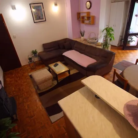 Apartment In Mit Grosser Terrasse