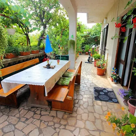 In Mit Grosser Terrasse Apartment Novi Vinodolski